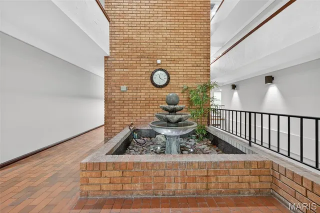 $179,900 | 950 East Rue De La Banque, Unit 202, Creve Coeur, MO 63141