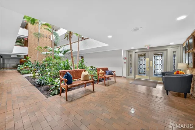 $179,900 | 950 East Rue De La Banque, Unit 202, Creve Coeur, MO 63141