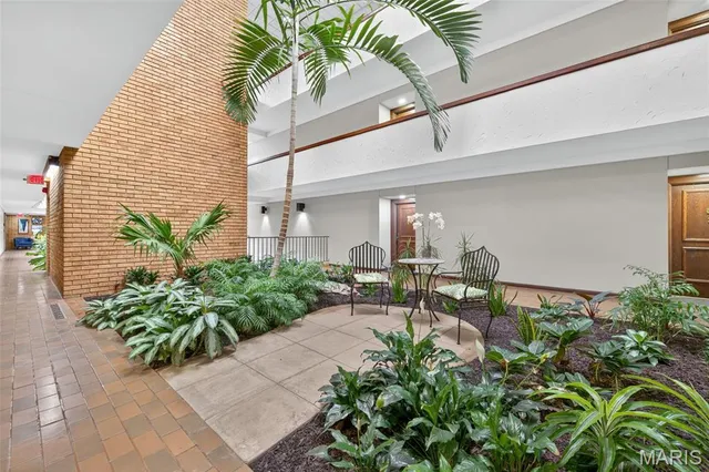 $179,900 | 950 East Rue De La Banque, Unit 202, Creve Coeur, MO 63141