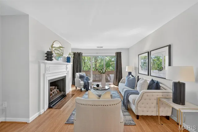 $179,900 | 950 East Rue De La Banque, Unit 202, Creve Coeur, MO 63141