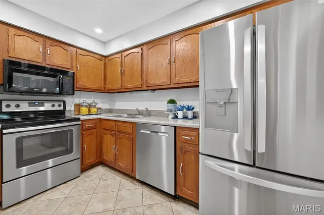 $182,900 | 950 East Rue De La Banque, Unit 202, Creve Coeur, MO 63141