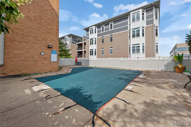 $179,900 | 950 East Rue De La Banque, Unit 202, Creve Coeur, MO 63141