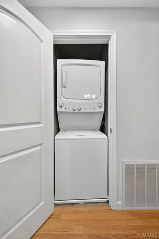 $182,900 | 950 East Rue De La Banque, Unit 202, Creve Coeur, MO 63141