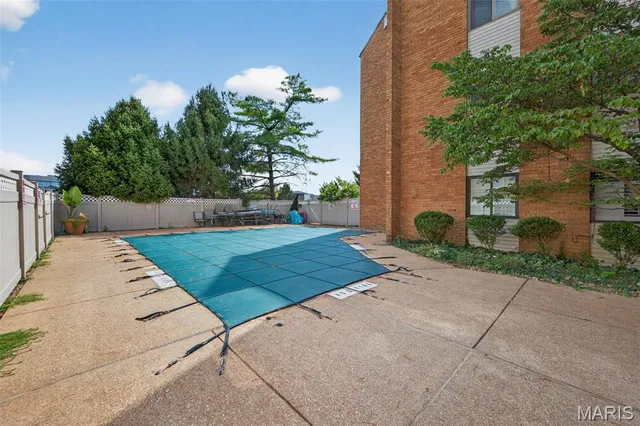 $179,900 | 950 East Rue De La Banque, Unit 202, Creve Coeur, MO 63141