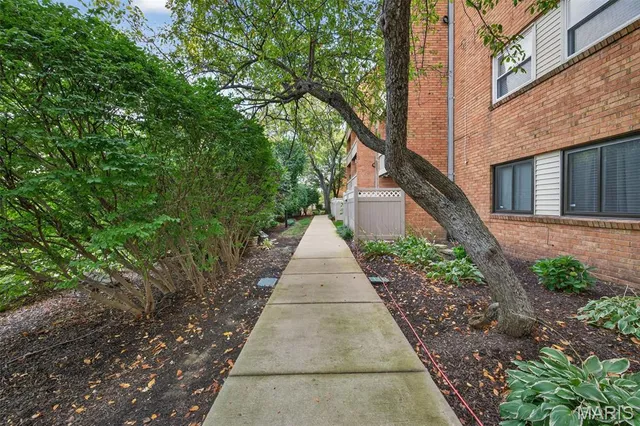 $179,900 | 950 East Rue De La Banque, Unit 202, Creve Coeur, MO 63141