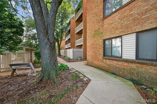 $179,900 | 950 East Rue De La Banque, Unit 202, Creve Coeur, MO 63141