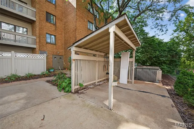 $179,900 | 950 East Rue De La Banque, Unit 202, Creve Coeur, MO 63141