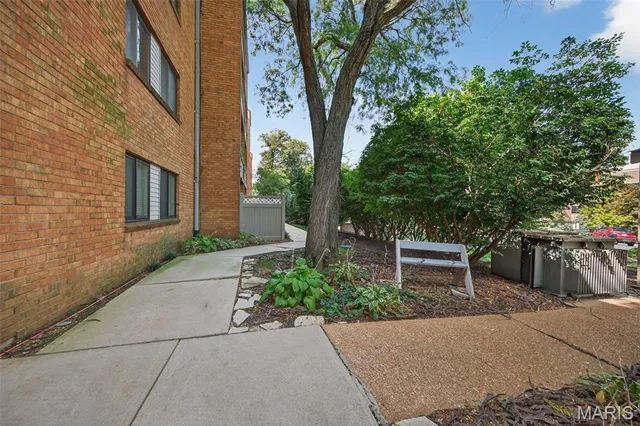 $179,900 | 950 East Rue De La Banque, Unit 202, Creve Coeur, MO 63141