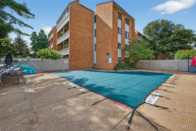 $182,900 | 950 East Rue De La Banque, Unit 202, Creve Coeur, MO 63141