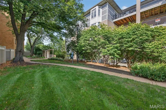 $179,900 | 950 East Rue De La Banque, Unit 202, Creve Coeur, MO 63141