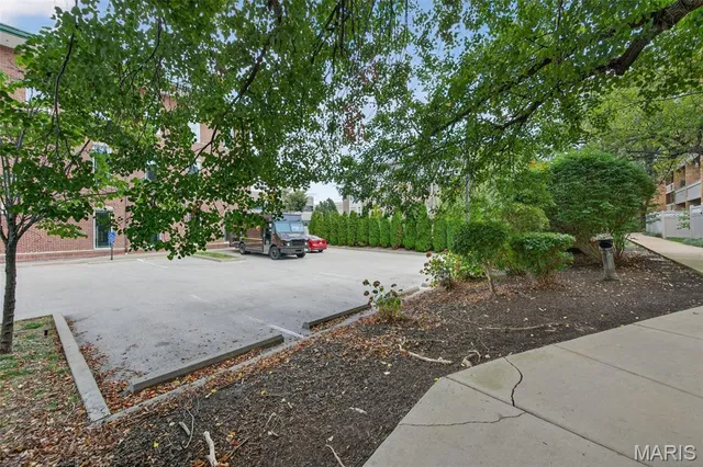 $182,900 | 950 East Rue De La Banque, Unit 202, Creve Coeur, MO 63141