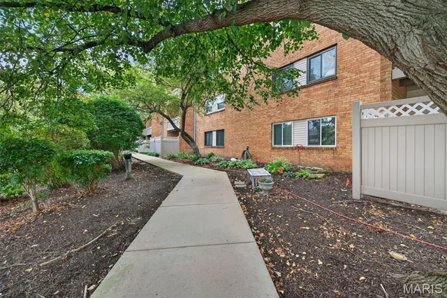$182,900 | 950 East Rue De La Banque, Unit 202, Creve Coeur, MO 63141