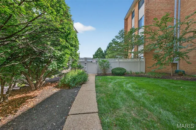 $182,900 | 950 East Rue De La Banque, Unit 202, Creve Coeur, MO 63141