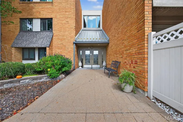 $182,900 | 950 East Rue De La Banque, Unit 202, Creve Coeur, MO 63141