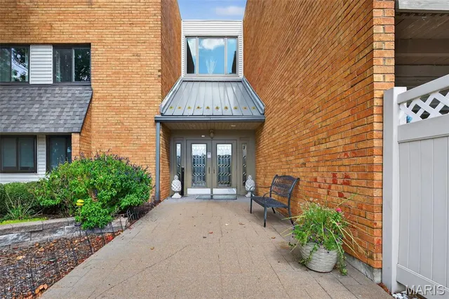 $182,900 | 950 East Rue De La Banque, Unit 202, Creve Coeur, MO 63141