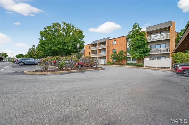 $182,900 | 950 East Rue De La Banque, Unit 202, Creve Coeur, MO 63141