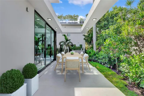 a view of a house with backyard and garden