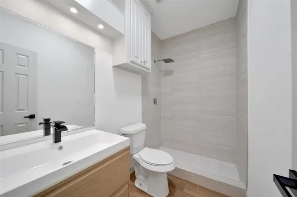$345,000 | 2 Wintergreen Trail, The Woodlands, TX 77382