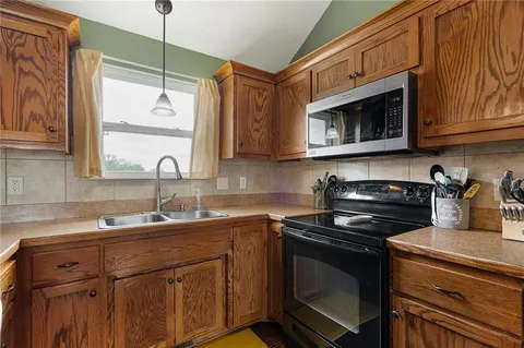 $300,000 | 101 Bridgeport Drive, Smithville, MO 64089