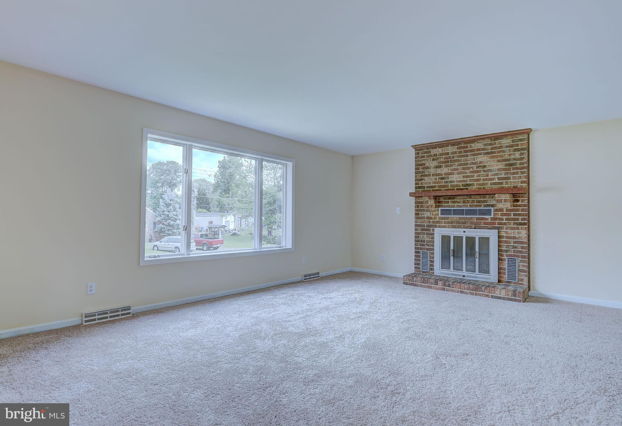 609 Tampa Road Baltimore, MD 21221 - Photo 7 of 25 Living Room