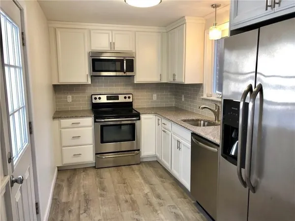 $3,300 | 22 Dearborn Street, Unit 1, Newport, RI 02840