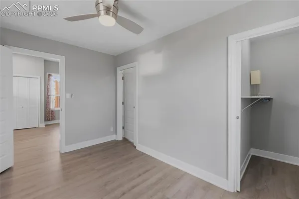 a view of hallway with a large mirror and a ceiling fan
