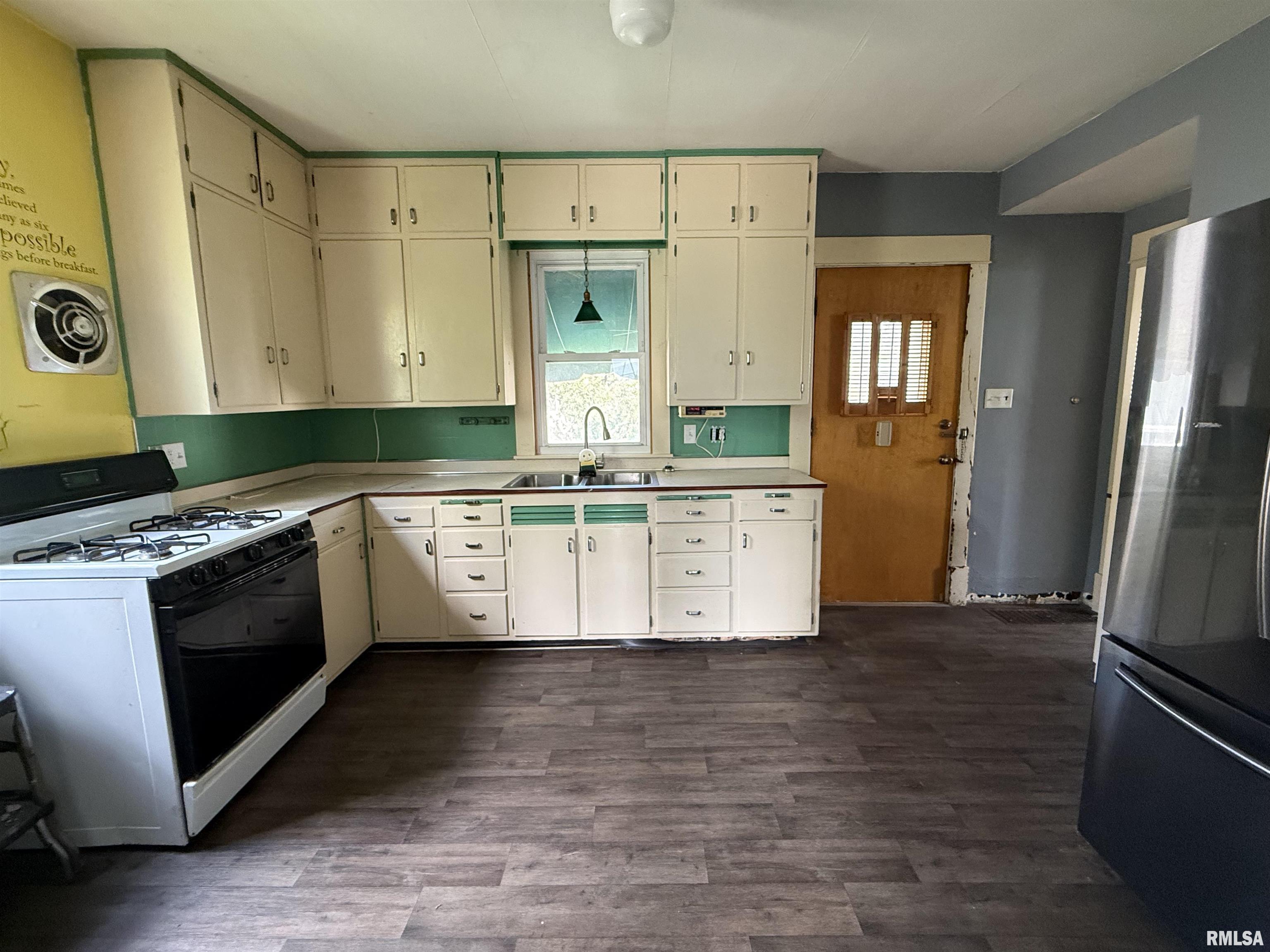 319 South Ave A Canton, IL 61520 - Photo 15 of 28