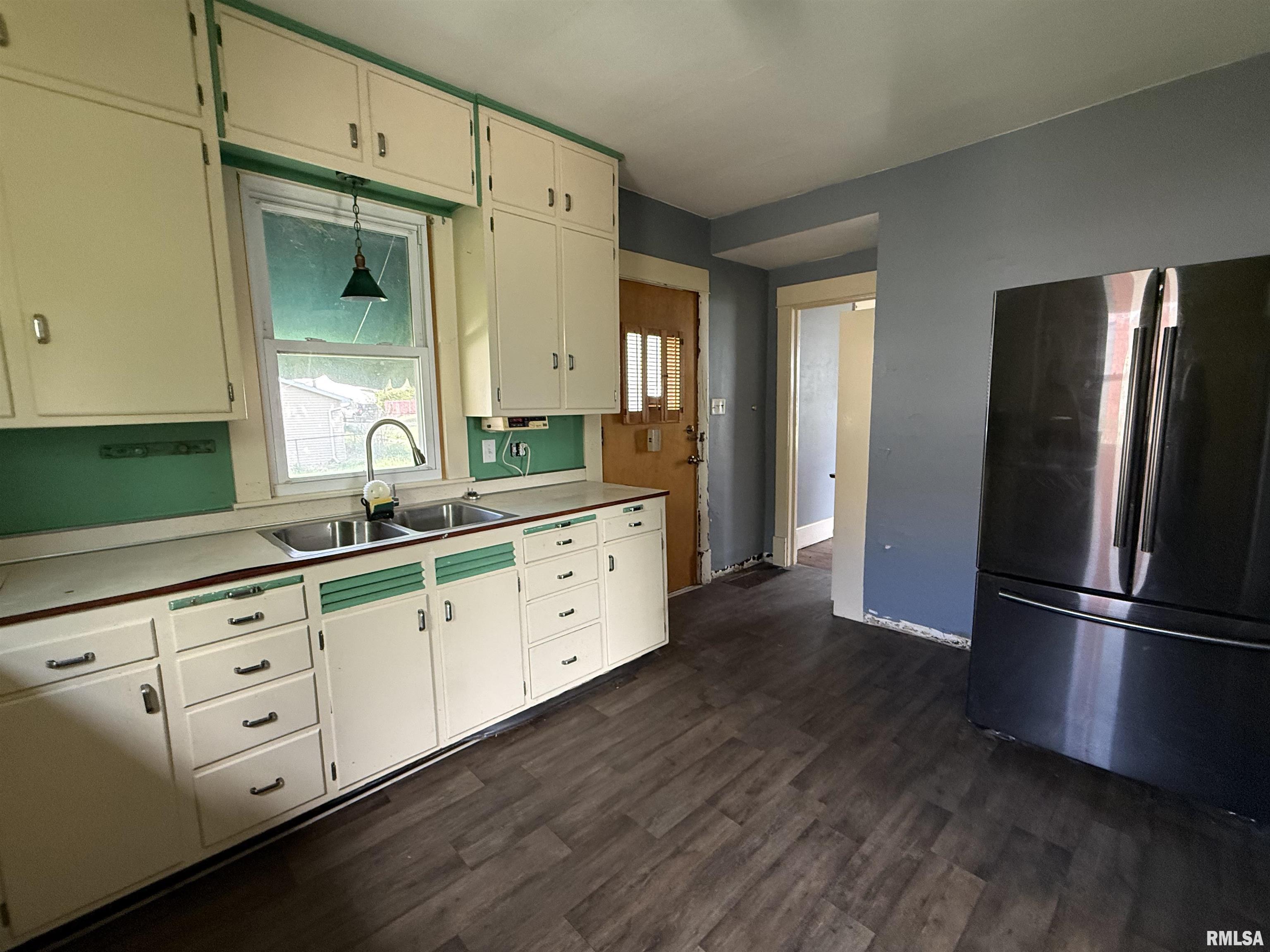 319 South Ave A Canton, IL 61520 - Photo 16 of 28
