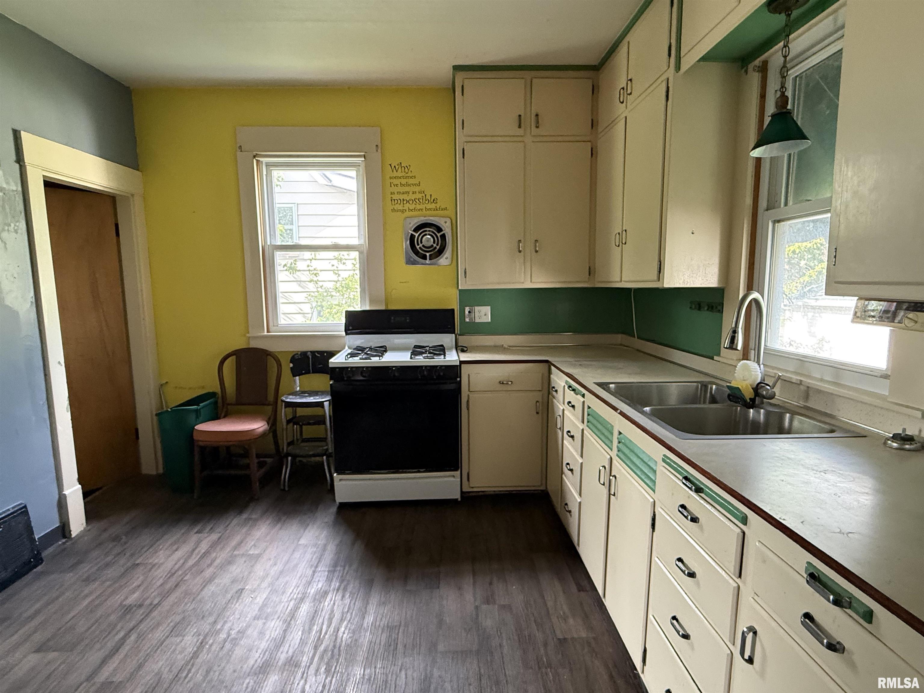319 South Ave A Canton, IL 61520 - Photo 17 of 28