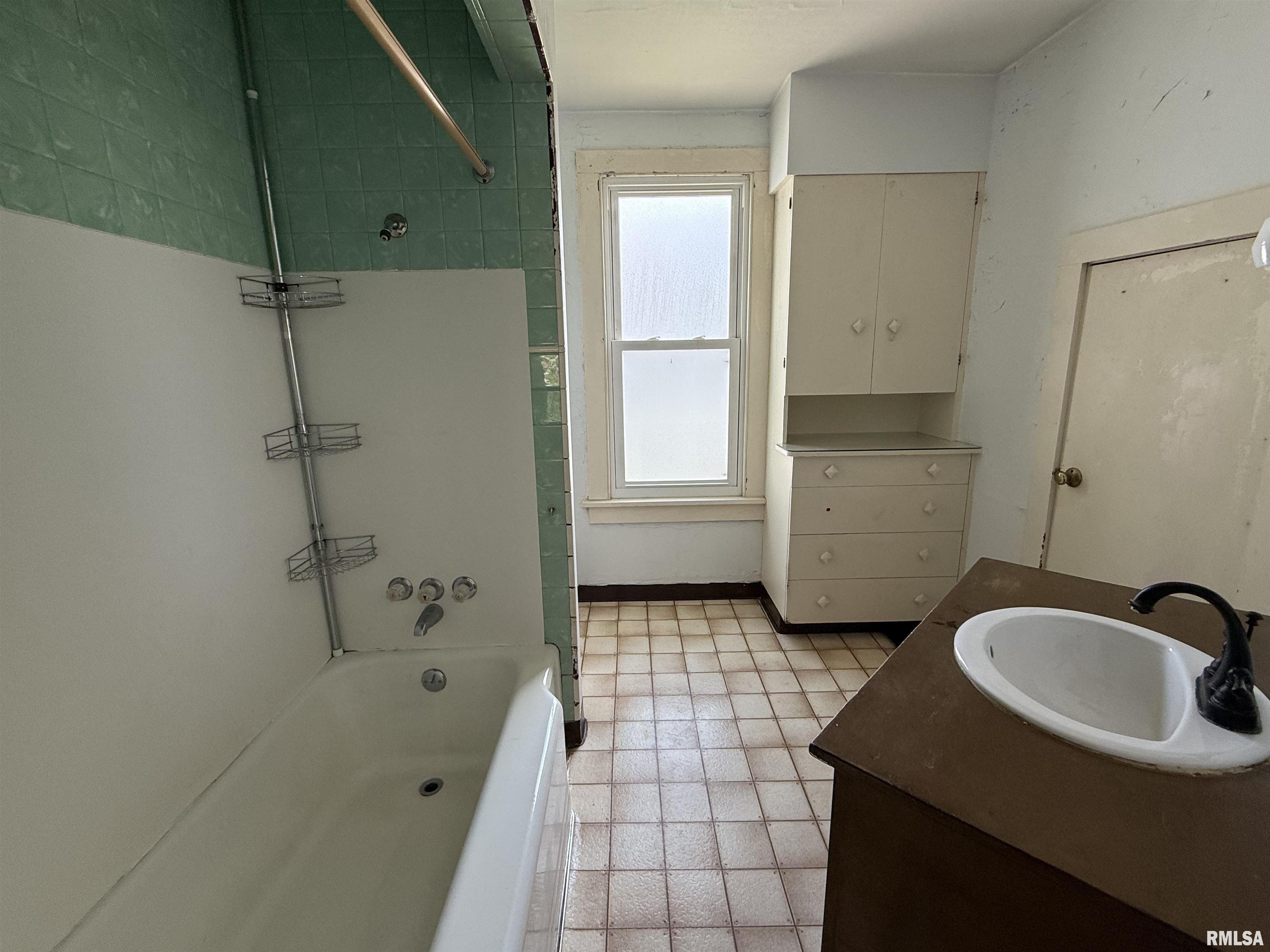 319 South Ave A Canton, IL 61520 - Photo 22 of 28
