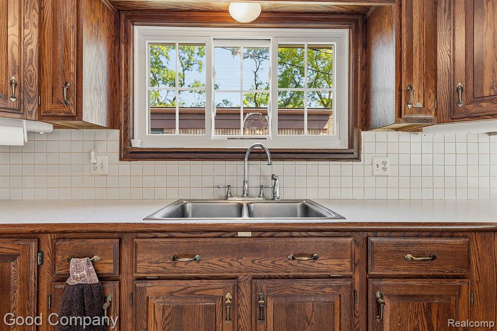 32848 Rugby Drive Warren, MI 48088 - Photo 10 of 42