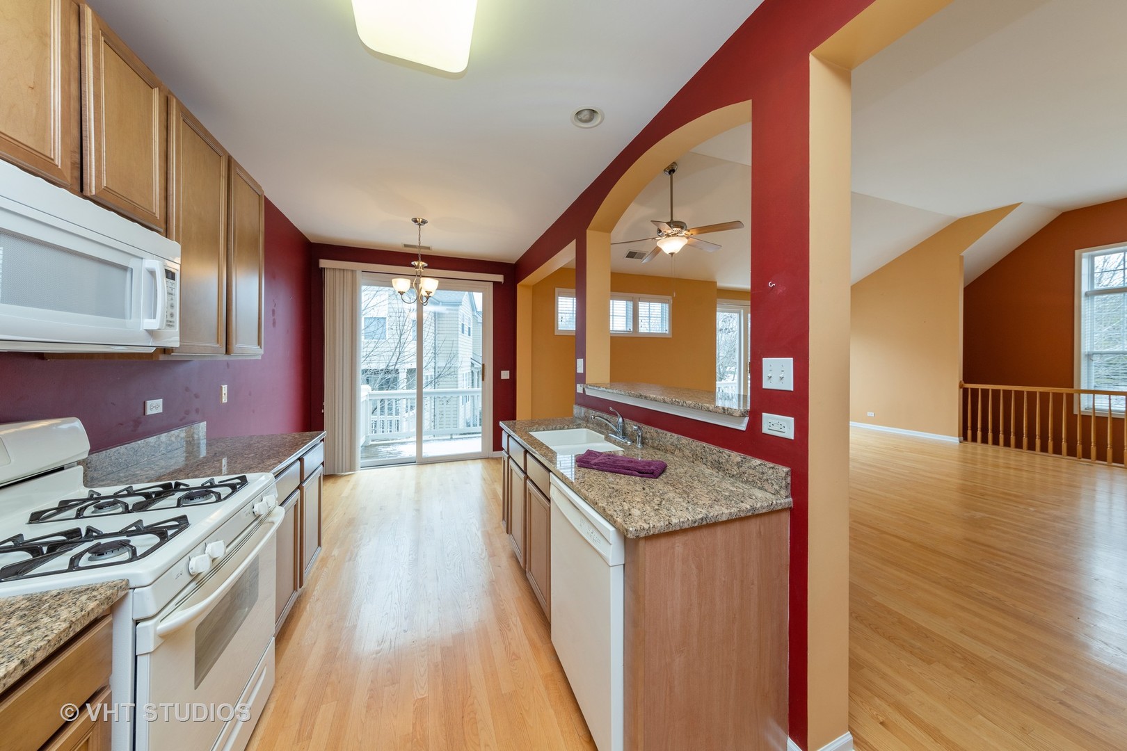 335 Promontory Lane, Unit B Wauconda, IL 60084 - Photo 4 of 17
