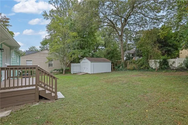 a view of a house with backyard and garden