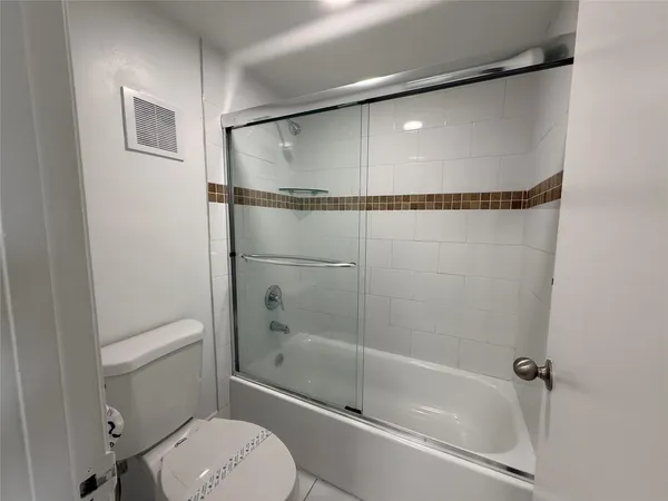 $2,032 | 17350 Northwest 68th Avenue, Unit 300404, Hialeah, FL 33015