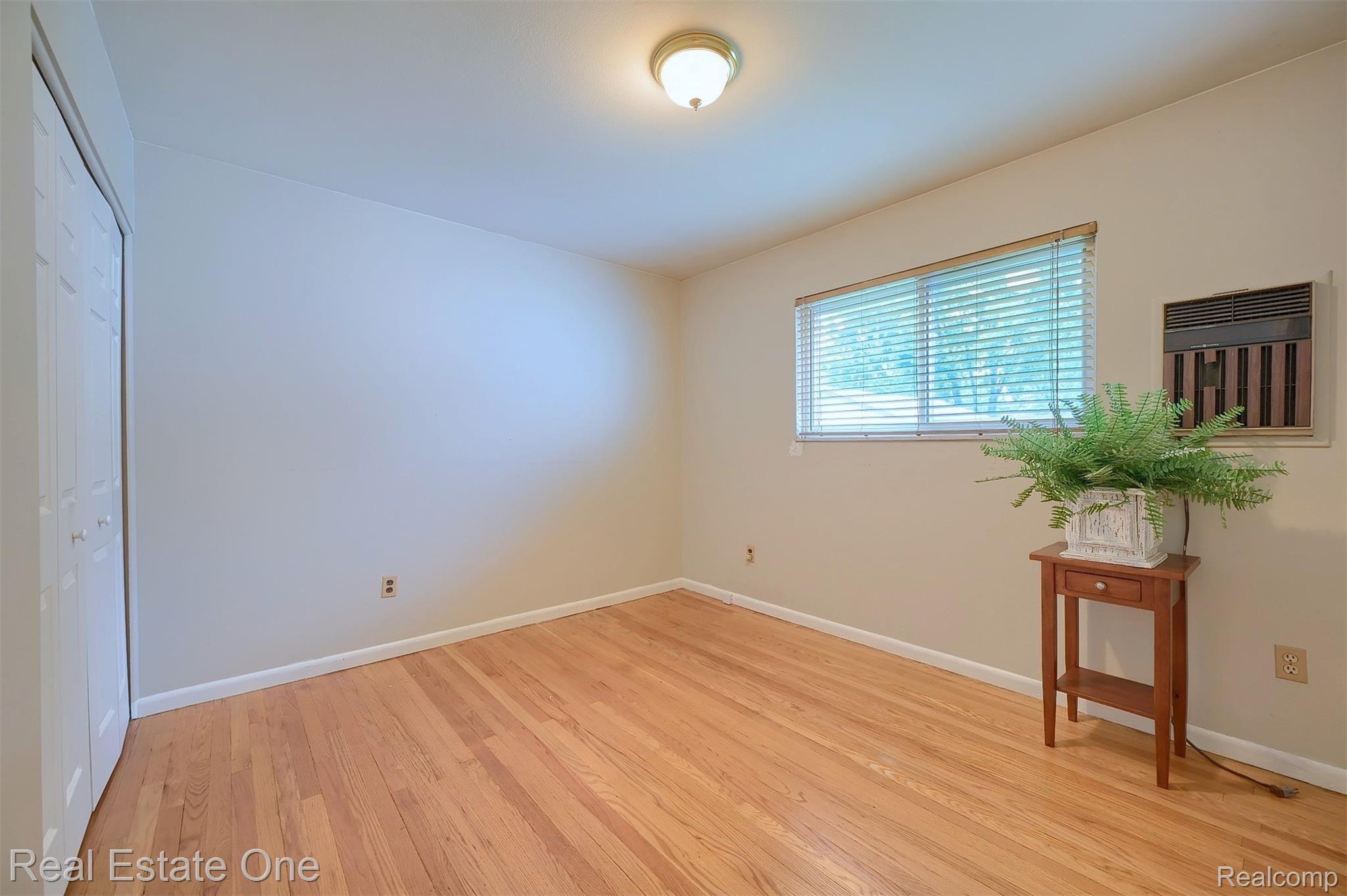 424 Hill Street Rochester, MI 48307 - Photo 17 of 31 Bedroom with hardwood Floor