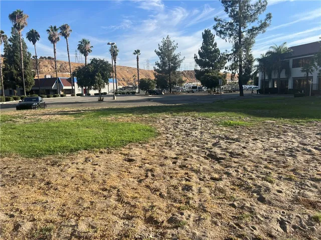 a view of a water fountain and trees in the background