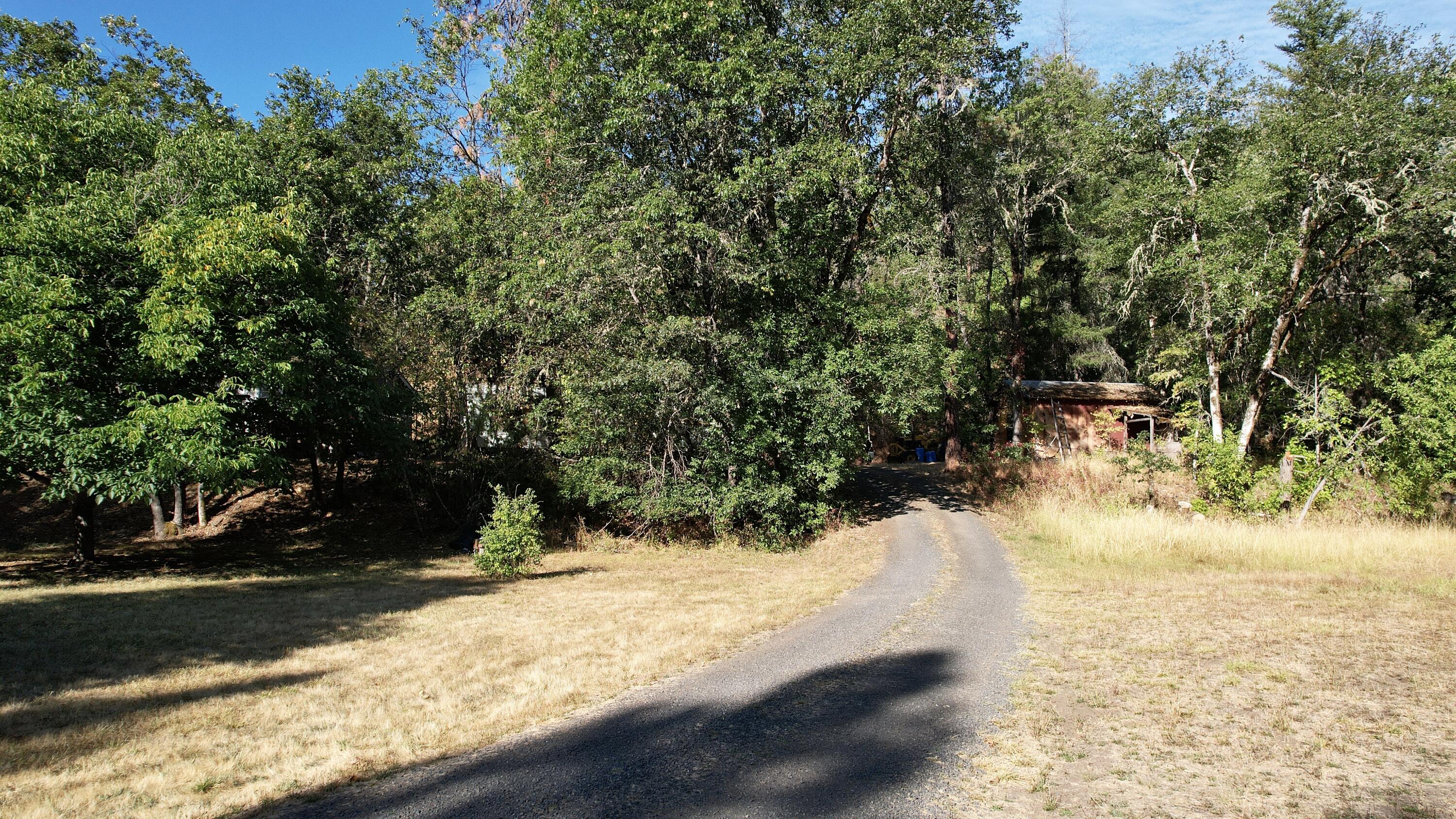 7161 Crowfoot Road Trail, OR 97541 - Photo 3 of 33 Driveway