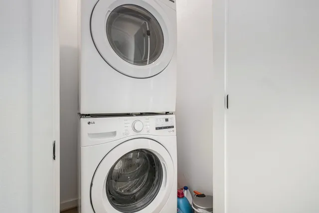 a close up view of a washer and dryer