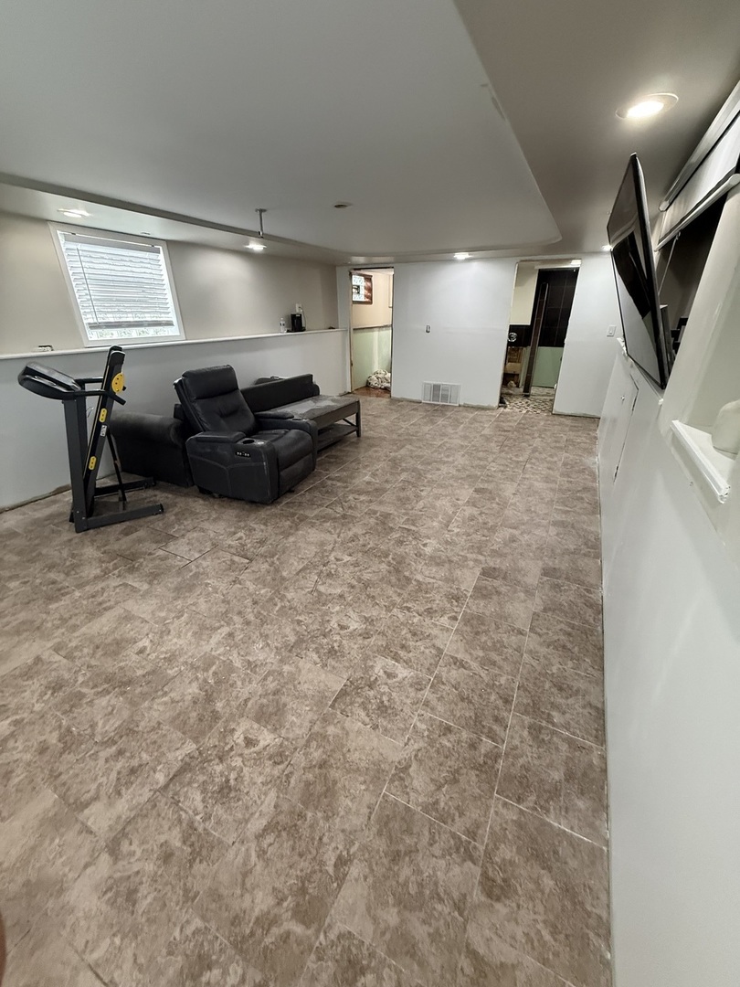 4326 151st Street Midlothian, IL 60445 - Photo 18 of 26 a living room with furniture