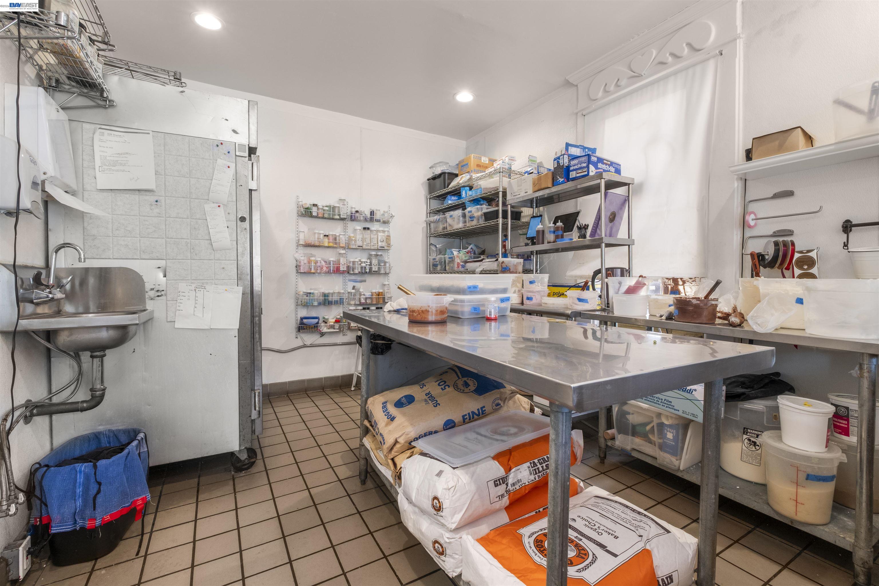745 Fifth Street Oakland, CA 94607 - Photo 12 of 26 a room with furniture and a table