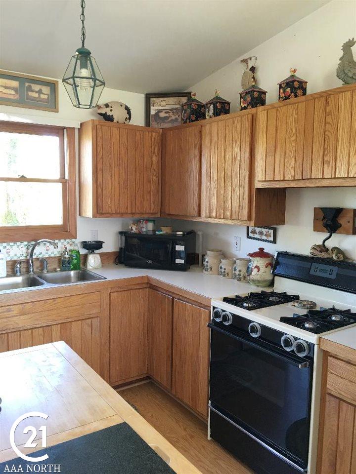 13818 Burt Road Capac, MI 48014 - Photo 9 of 39 31304978-8.JPG