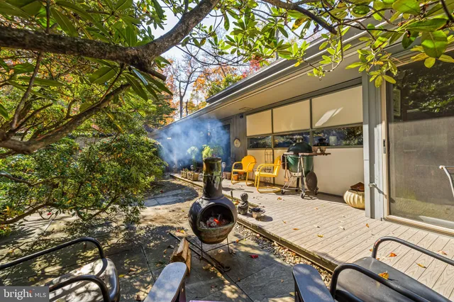a view of a storage & utility room with washer and dryer