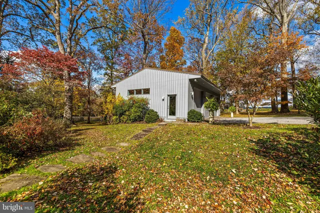 a view of house with garden and trees