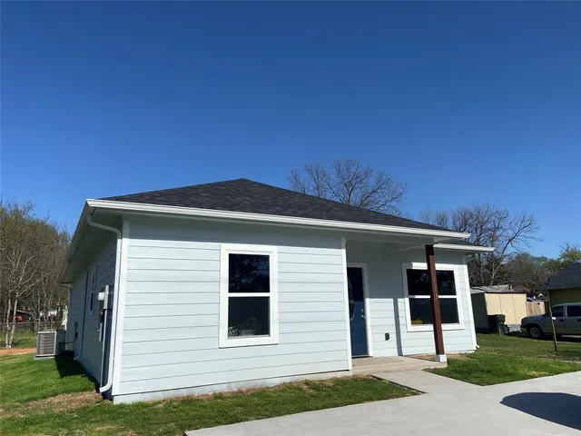 $1,690 | 1003 South 1st Street, Sherman, TX 75090