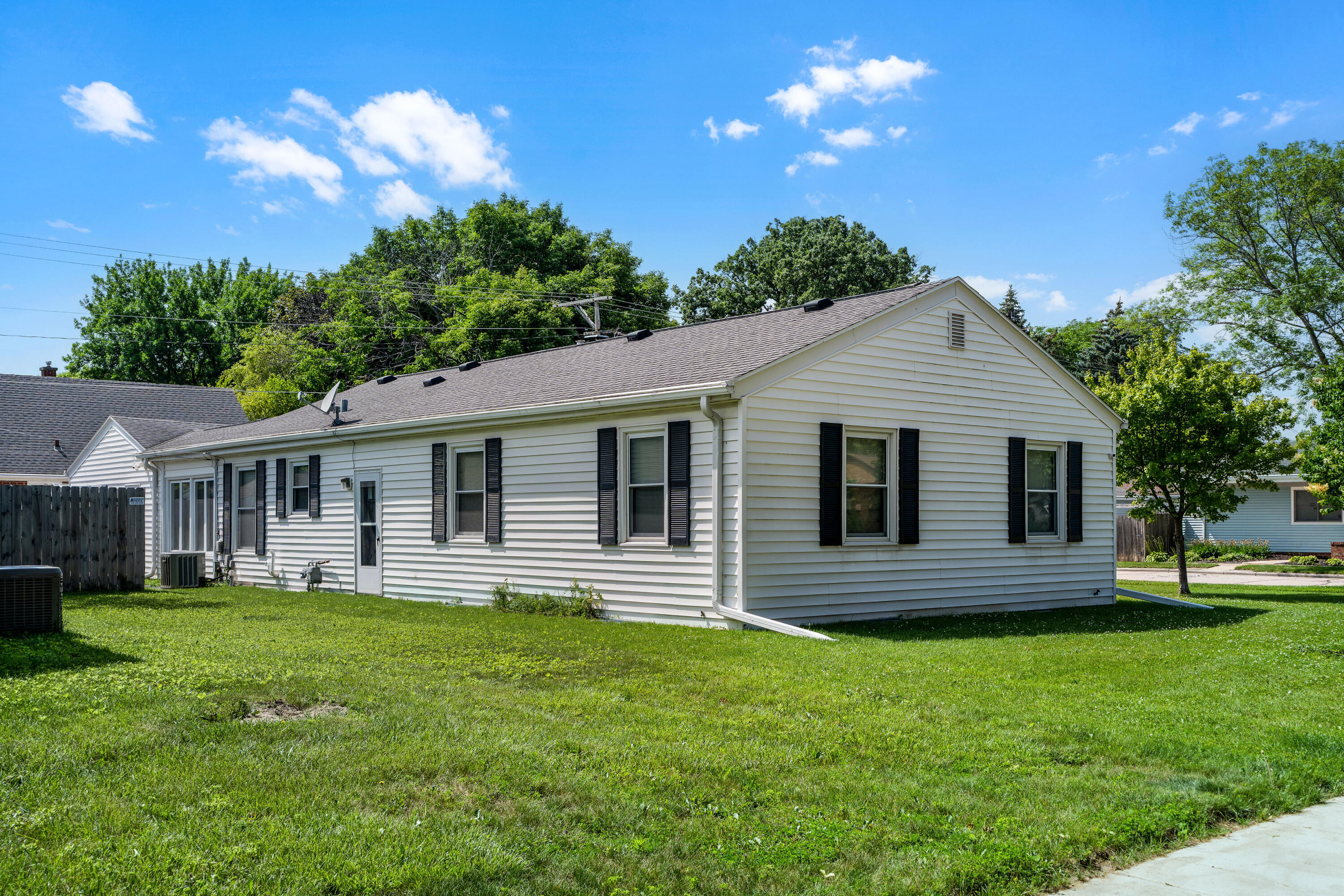 601 Isabelle Avenue Racine, WI 53402 - Photo 4 of 30 DSC04843