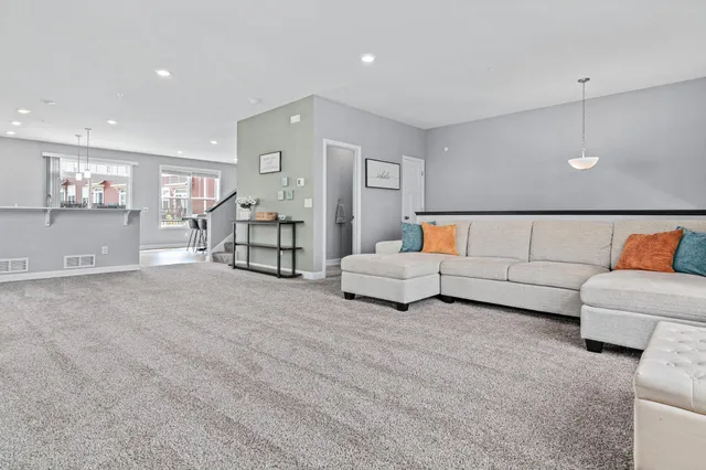 $410,000 | 7538 38th Street North, Oakdale, MN 55128