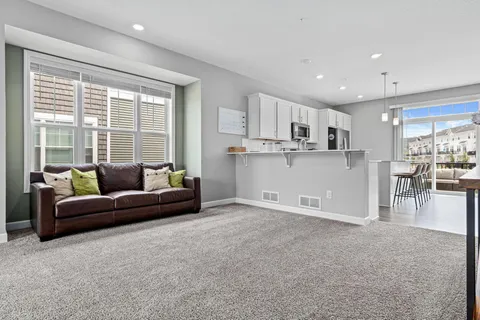 $410,000 | 7538 38th Street North, Oakdale, MN 55128