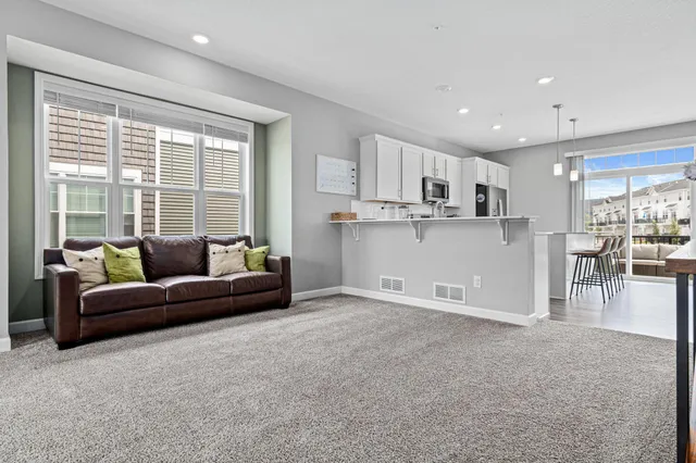 $410,000 | 7538 38th Street North, Oakdale, MN 55128