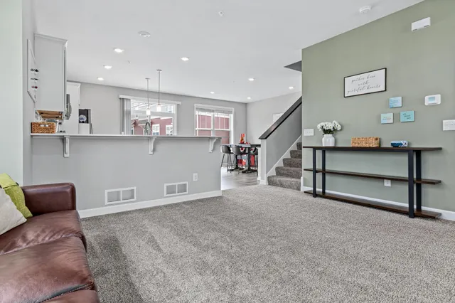 $410,000 | 7538 38th Street North, Oakdale, MN 55128