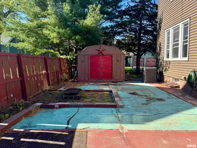 $1,450 | 716 46th Street, Rock Island, IL 61201